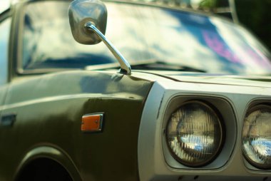 Zeytin yeşili eski araba.