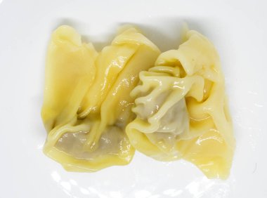 beyaz zemin üzerine sarı wontons