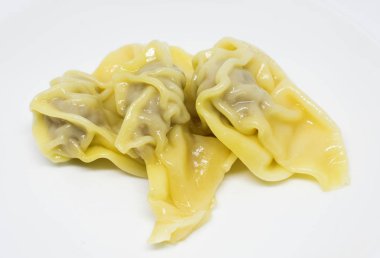 beyaz zemin üzerine sarı wontons
