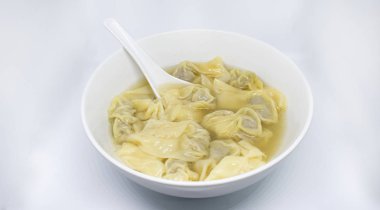 beyaz zemin üzerine sarı wontons