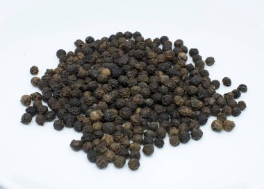 beyaz zemin üzerine karabiber tohumu