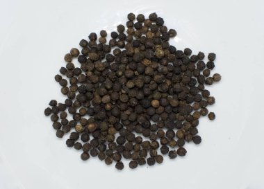 beyaz zemin üzerine karabiber tohumu