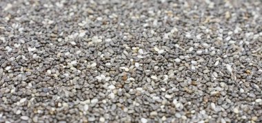 Beyaz arkaplanda Chia tohumları