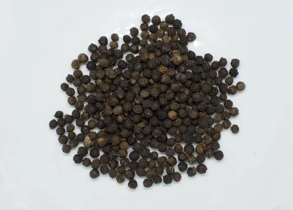 beyaz zemin üzerine karabiber tohumu