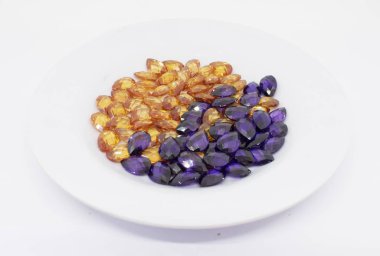 Beyaz arka plan üzerinde renkli yakut takı