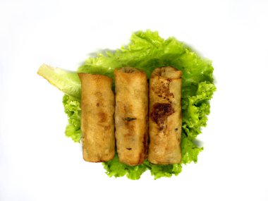 Beyaz arka plan üzerinde kızarmış bahar rulo