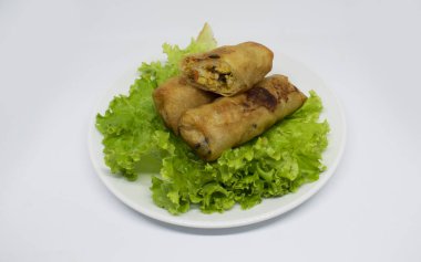 Beyaz arka plan üzerinde kızarmış bahar rulo