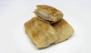 Kızarmış et kek ton beyaz arka plan