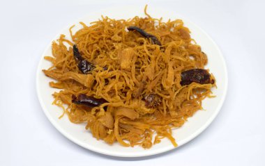 Beyaz arka plan üzerinde baharatlı kuru tavuk