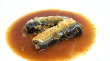 Ringa balığı balık beyaz zemin üzerine domates sos ile