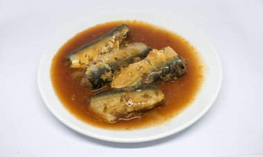 Ringa balığı balık beyaz zemin üzerine domates sos ile