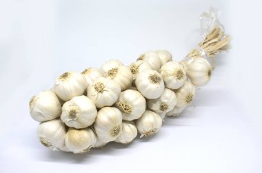 Beyaz zemin üzerine sarımsak örgü