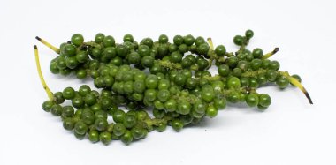 beyaz zemin üzerine yeşil peppercorns