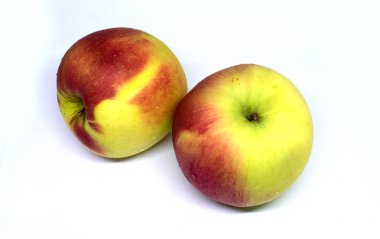 beyaz zemin üzerine kırmızı sarı elma