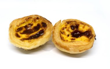 Beyaz arka plan üzerinde yumurta tart kek