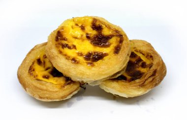 Beyaz arka plan üzerinde yumurta tart kek