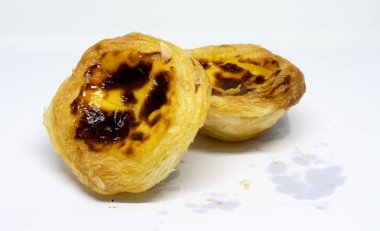 Beyaz arka plan üzerinde yumurta tart kek