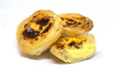 Beyaz arka plan üzerinde yumurta tart kek