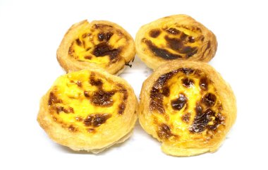 Beyaz arka plan üzerinde yumurta tart kek