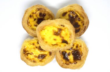 Beyaz arka plan üzerinde yumurta tart kek