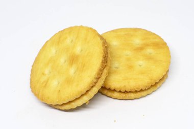 Beyaz arka plan üzerinde peynir kurabiye