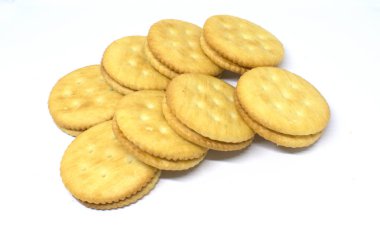 Beyaz arka plan üzerinde peynir kurabiye