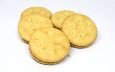 Beyaz arka plan üzerinde peynir kurabiye