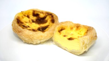 Beyaz arka plan üzerinde yumurta tart kek