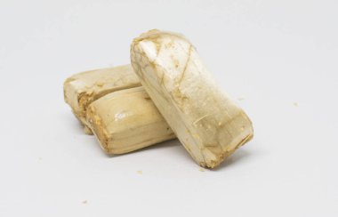 Beyaz zemin üzerine fıstık şeker