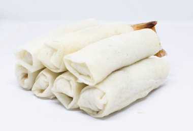 Karides böreği beyaz arka plan üzerinde