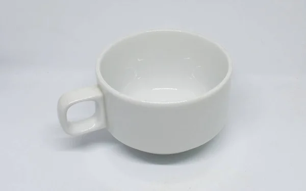背景上的白瓷茶杯 — 图库照片