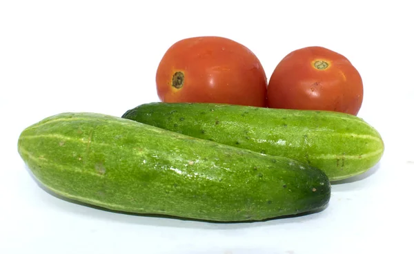 Groene Komkommer Met Tomaten Witte Achtergrond — Stockfoto