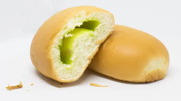 Beyaz Zemin Üzerine Yeşil Pandanus Yumuşak Ekmek — Stok fotoğraf