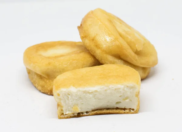 白い背景の上の黄色の尾ナマズ豆腐 — ストック写真