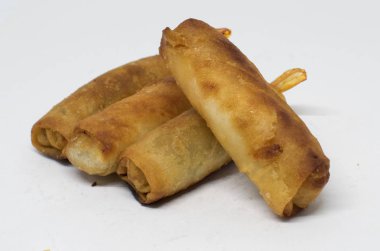 Karides böreği beyaz arka plan üzerinde