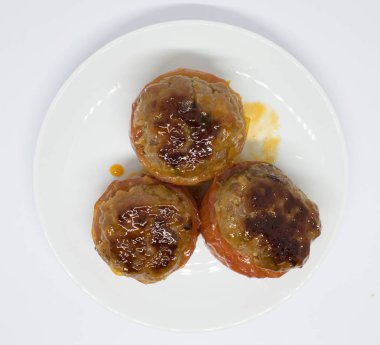 Kızarmış et beyaz arka plan üzerinde domates