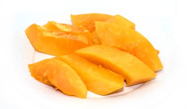 Papaya dilim beyaz zemin üzerine 