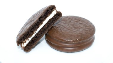 beyaz zemin üzerine çikolatalı pasta