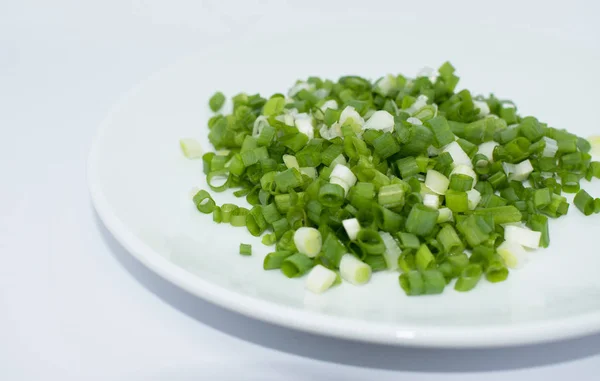 Grüne Zwiebel Auf Weißem Hintergrund Gehackt — Stockfoto