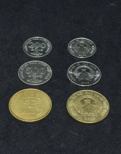 Monedas Vietnamitas Sobre Fondo Negro —  Fotos de Stock