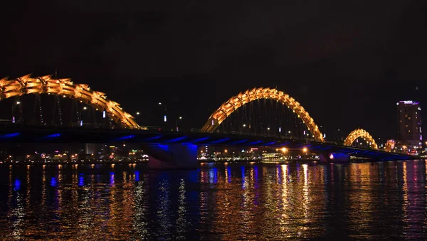 Da Nang sahne - gece şehir