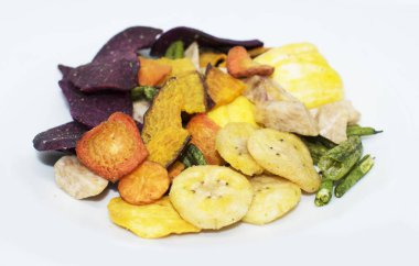 Arka plan üzerinde karışık kuru meyve sebze cips