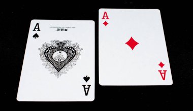 iskambil siyah arka planda - oyun aracı