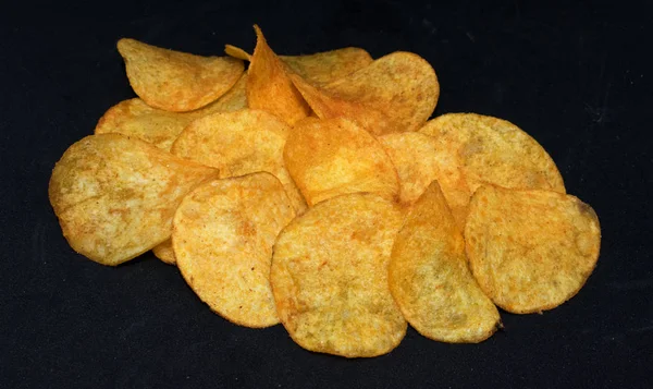 Gula Potatis Chips Bakgrunden Populärt Tilltugg — Stockfoto