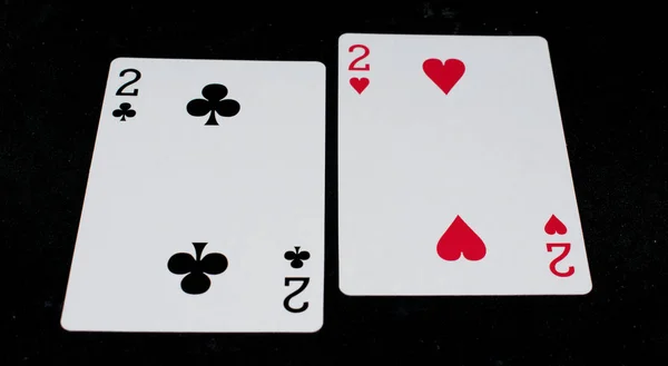 在黑色背景上打牌 游戏工具 — 图库照片