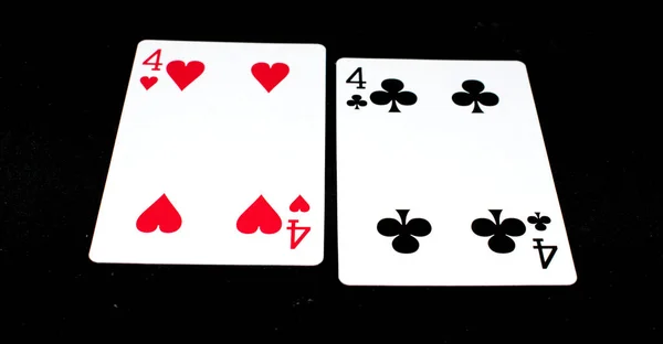 在黑色背景上打牌 游戏工具 — 图库照片