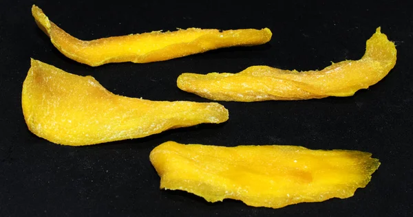 Mango Siyah Arka Planda Lezzetli Gıda Kurutma Plastik — Stok fotoğraf