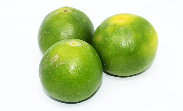 Groene Sinaasappelen Witte Achtergrond Gezond Fruit — Stockfoto