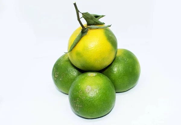 Groene Sinaasappelen Witte Achtergrond Gezond Fruit — Stockfoto