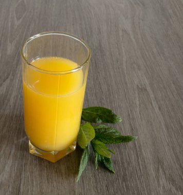 Yanında bir bardak portakal suyu bir wo nane bir sprig olduğunu